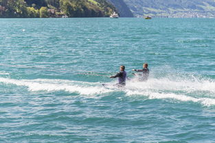 华体会官网注册-“快艇冲浪：东三叉湖赛场极速角逐，掀起水上运动的新浪潮”